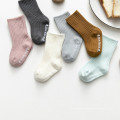 2020 Großhandel Baby gestreift Herbst warme Socken reine Farbe süße Socken